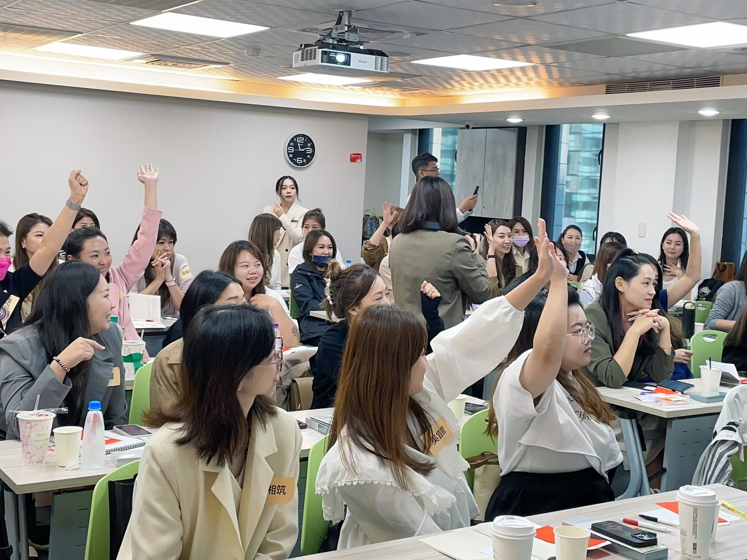 專業技能升級指南：從美睫教學到企業內訓的全方位學習